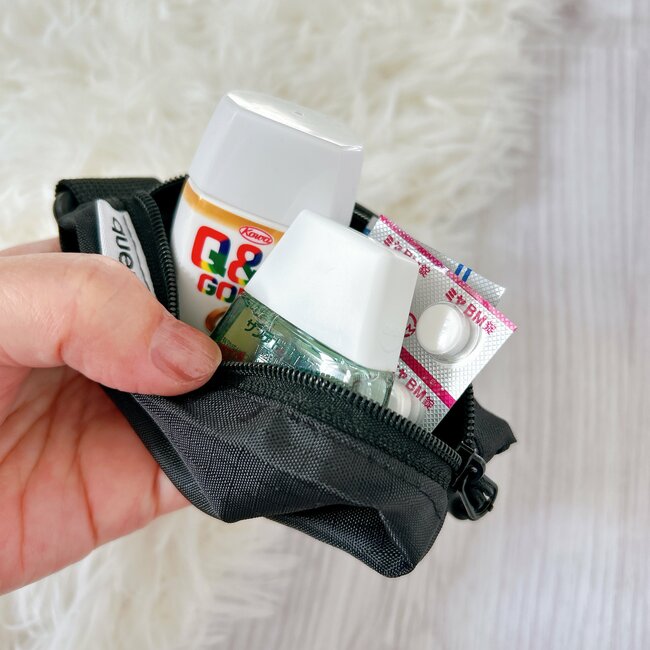 ミニ財布はこれでいいじゃん…!セリアの「スリムすぎるポーチ」小銭がたっぷり入るし、ガバッと開いて使いやすい!