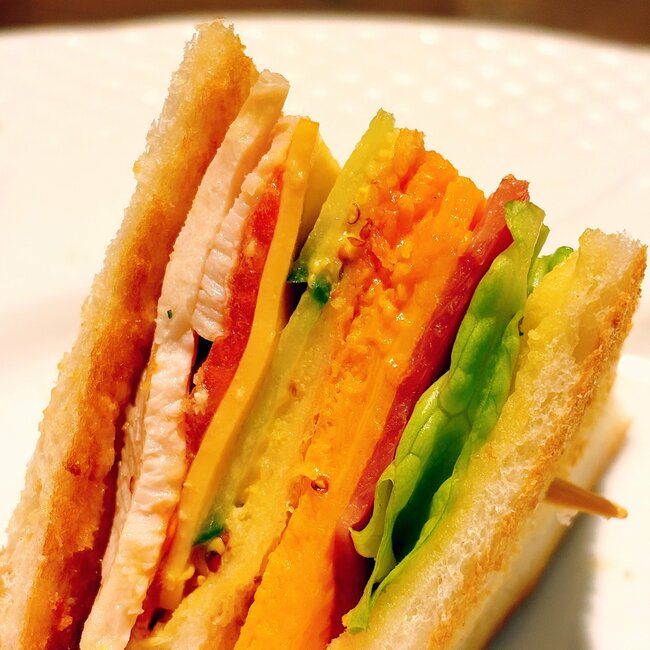 「デカくて毎回ビビる」星乃珈琲の“ボリューム満点サンド”分厚すぎてビックリした！「凄いボリュームだ」「デカくね？コメダ意識してたり…？」