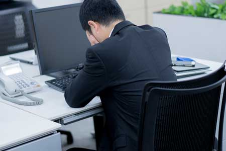 40代専門職が精神障害のリスクにさらされています