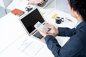 好業績なのにコスト削減、社員のやる気を削ぐ企業の問題点