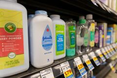 ダウ平均に出遅れ感、ナスダックと差開く