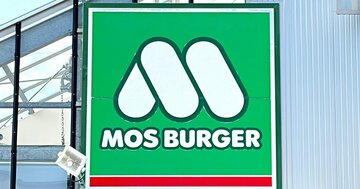「ウマすぎて笑いが出る」「感動レベル」モスバーガーの“豪快すぎるメニュー”最後の一口まで絶品です！「並んだ甲斐ありました」《実食レビュー》