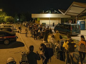 ウクライナ避難民、危険覚悟で相次ぎ帰国