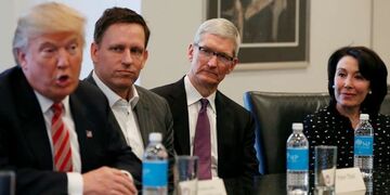 「サムスンに出し抜かれる」アップルCEOトランプ大統領にささやく