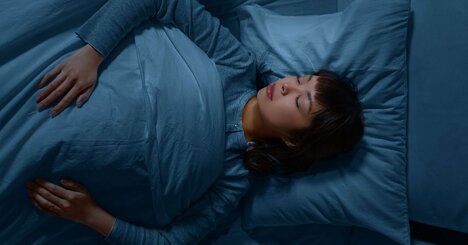 【睡眠の質が激変】「寝つきが悪い人」が無意識に使っている枕・ワースト1