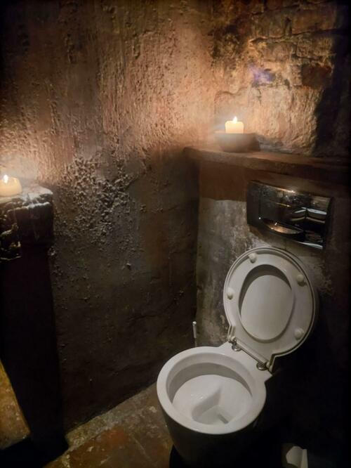 バルト三国「ラトビア」で入店したレストランには中世感があり、店内はトイレを含め、蛍光灯ではなくロウソクが使われていた（提供＝筆者）