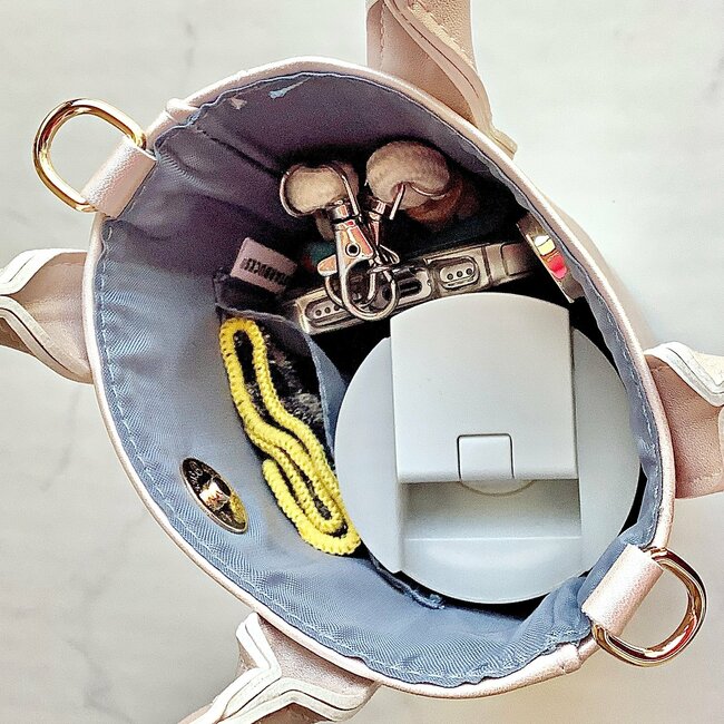 「かわいすぎんか？」「絶対ほしい」スタバの“カップみたいなショルダーバッグ”が素敵すぎる！「これから毎日使います」