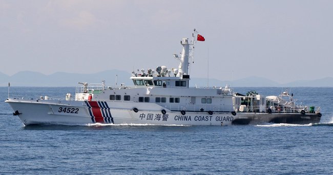 中国山東省煙台市の海陽市で沖合を航行する海警局の船