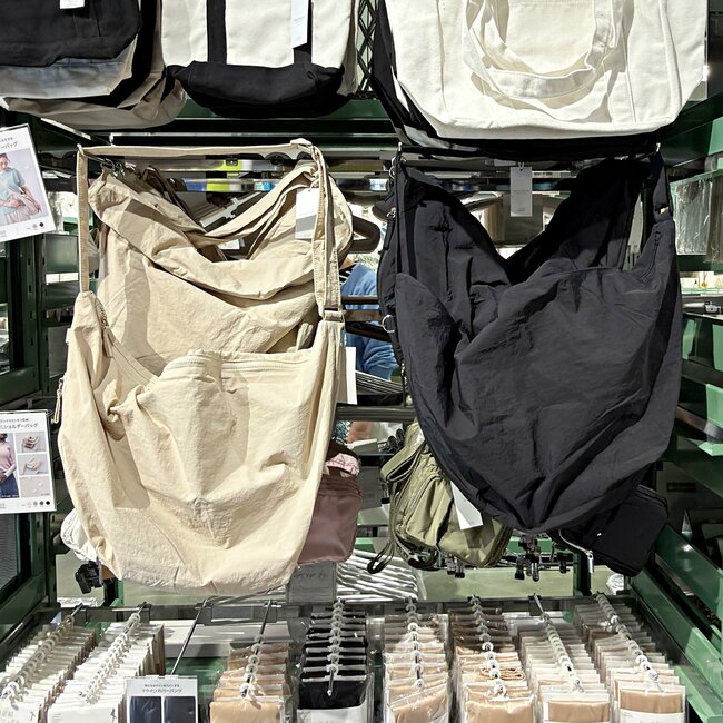 「2色買いしました」「高見えします」3COINSの“めちゃ軽バッグ”一泊分の荷物が入って優秀すぎる！「探していた理想のバッグ」
