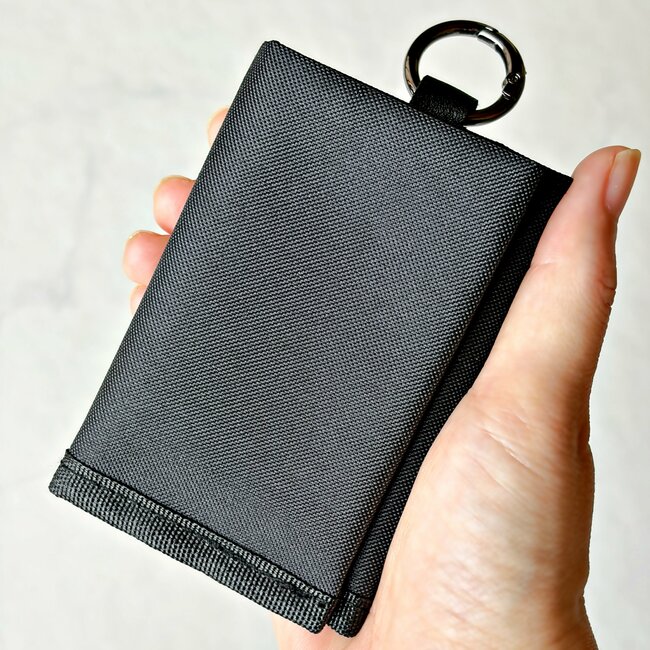 小銭やお札が取り出しやすい！ダイソーの「スマホより小さいミニ財布」カードが12枚入って便利！《購入レビュー》