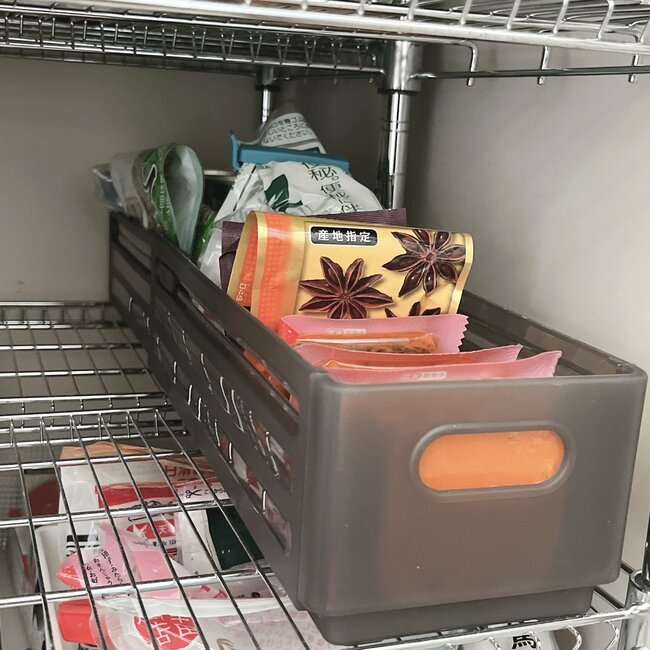「何度購入したかわからない」3COINSの“置きたい場所にフィットする収納”キッチンのごちゃごちゃがスッキリ片付いた！「とても重宝しています！」「嬉しいサイズ感」