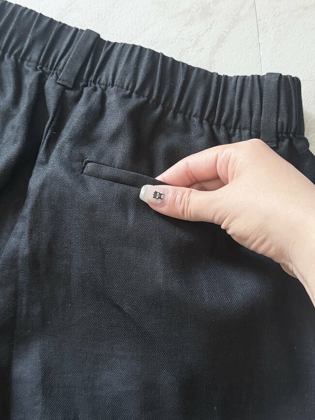 「試着して即決でした」ユニクロの“風を通すパンツ”脚のラインをまるっとカバーできて楽ちん！「思わず2色買い！」「真夏でもストレスなく着用できそう」