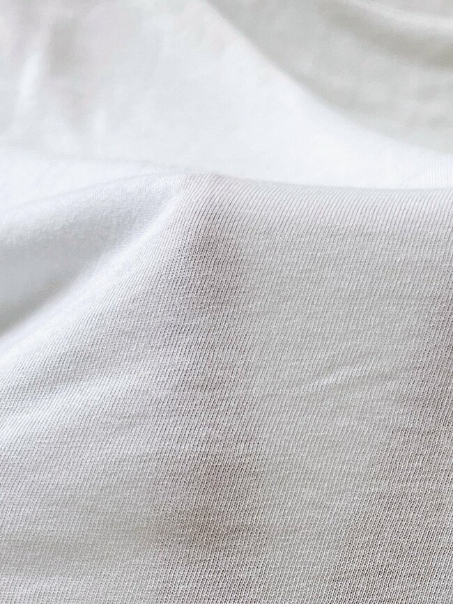 ほどよい透け感がオシャレ!ユニクロの“1990円トップス”たっぷり着回せるうえに、体型カバーも叶います!「めちゃくちゃ使いやすい」「買って正解でした」