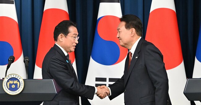 握手をする岸田文雄首相と韓国の尹錫悦（ユン・ソンニョル）大統領