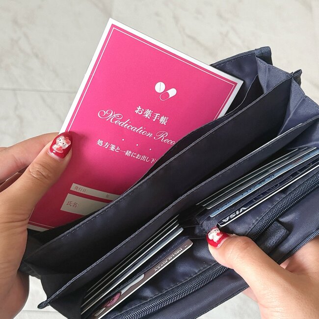 お薬手帳がピッタリ入る！無印良品の“ぺたんこケース”診察券が30枚も収納できて便利！「私の中ではヒット商品」「本当に買ってよかった」《購入レビュー》