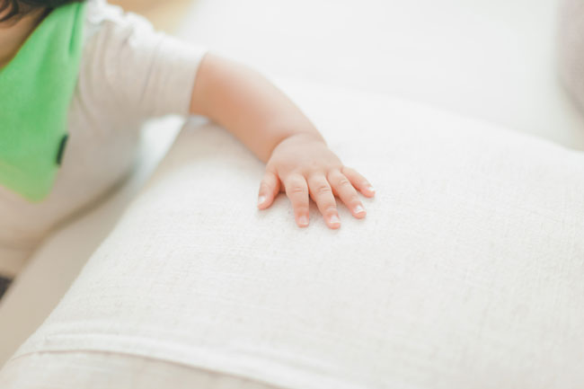 つかまり立ちした長男が転倒して脳を損傷。それが虐待と疑われたのです。