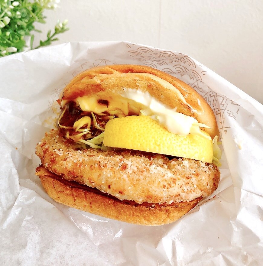 「笑っちゃうくらいチーズたっぷり」「どう見てもキャパオーバーだろ」ケンタッキーの“チーズにおぼれるバーガー”背徳感がスゴすぎる！「チーズの量どうなってんだこれ」