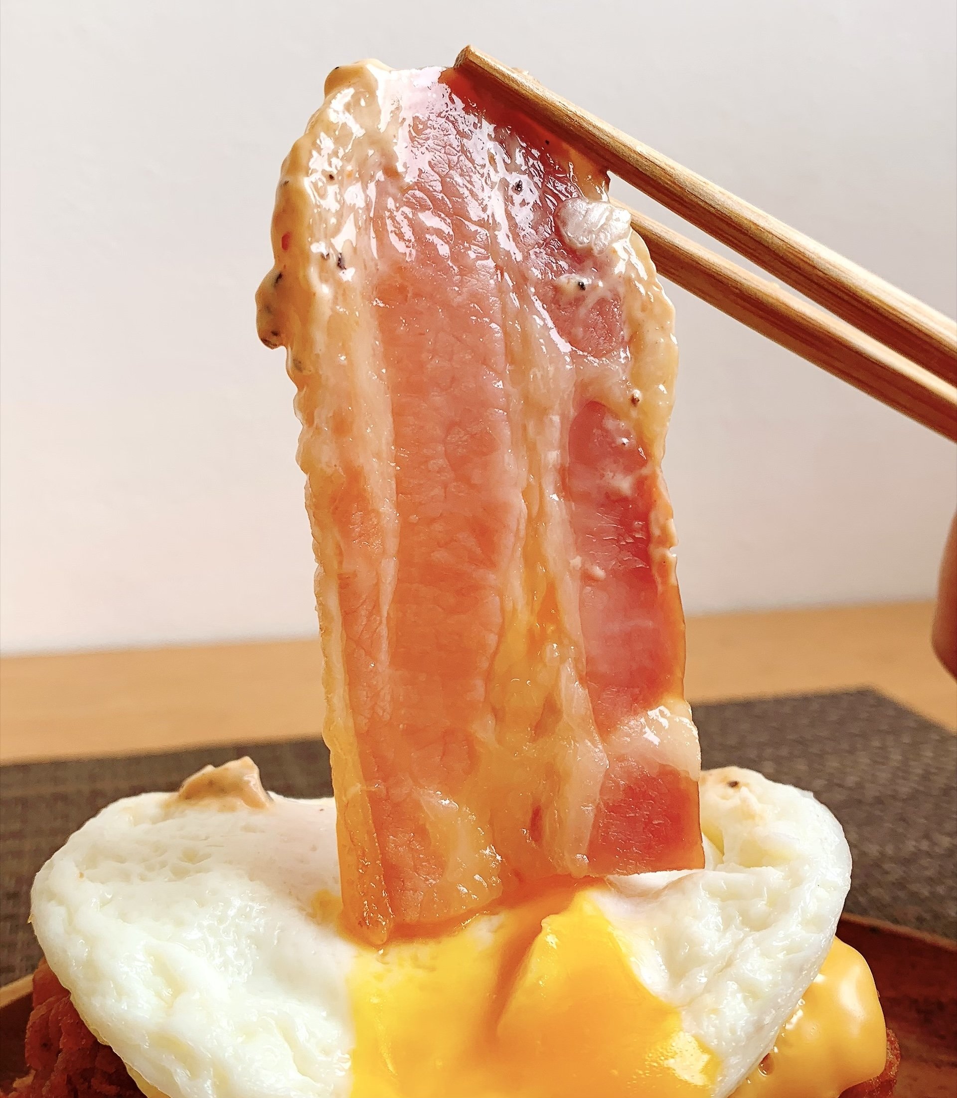 お肉デカすぎんだろ…!ケンタッキーの“よくばり全部のせバーガー”ボリューム満点で大満足!「次元が違うレベルで美味い」「ファストフードってのはこうよ」《実食レビュー》