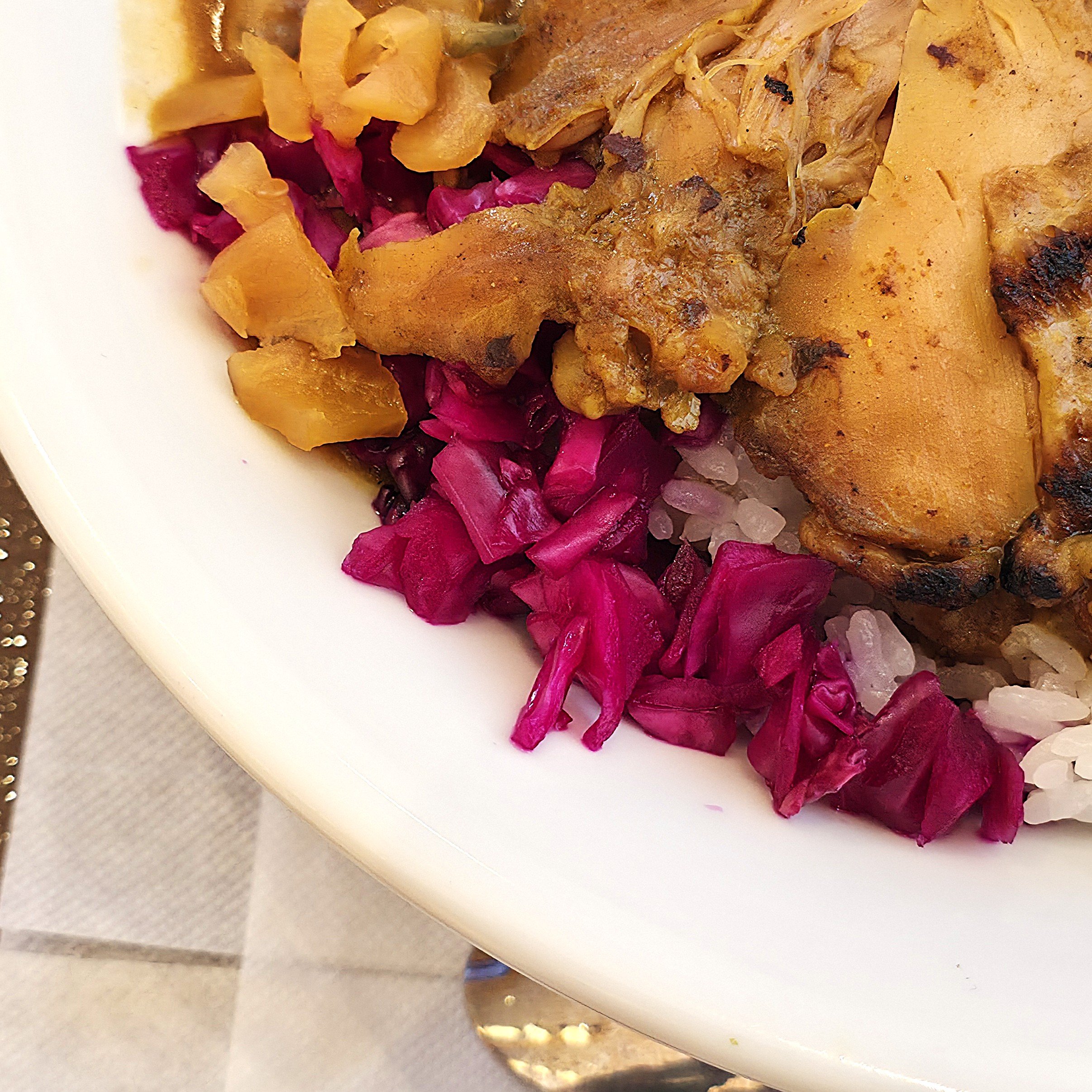 「絶対食べるぞ」「大好きすぎ」すき家の“豪快すぎるメニュー”チキンがデカすぎてご飯が見えないよ！「ほろほろで本当においしい」