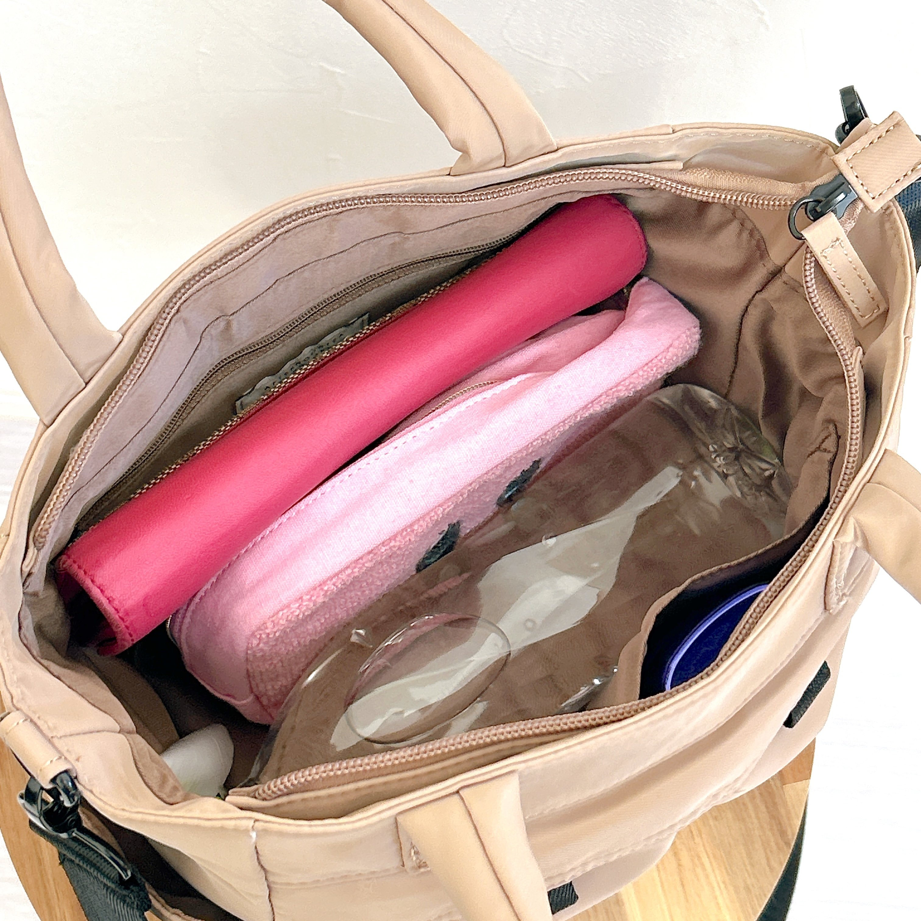 「お手頃価格に即決した」アフタヌーンティーの“多収納ショルダーバッグ”ポケットが8個も付いてて優秀！「整理整頓がしやすい」「シンプルで年代も選ばない」