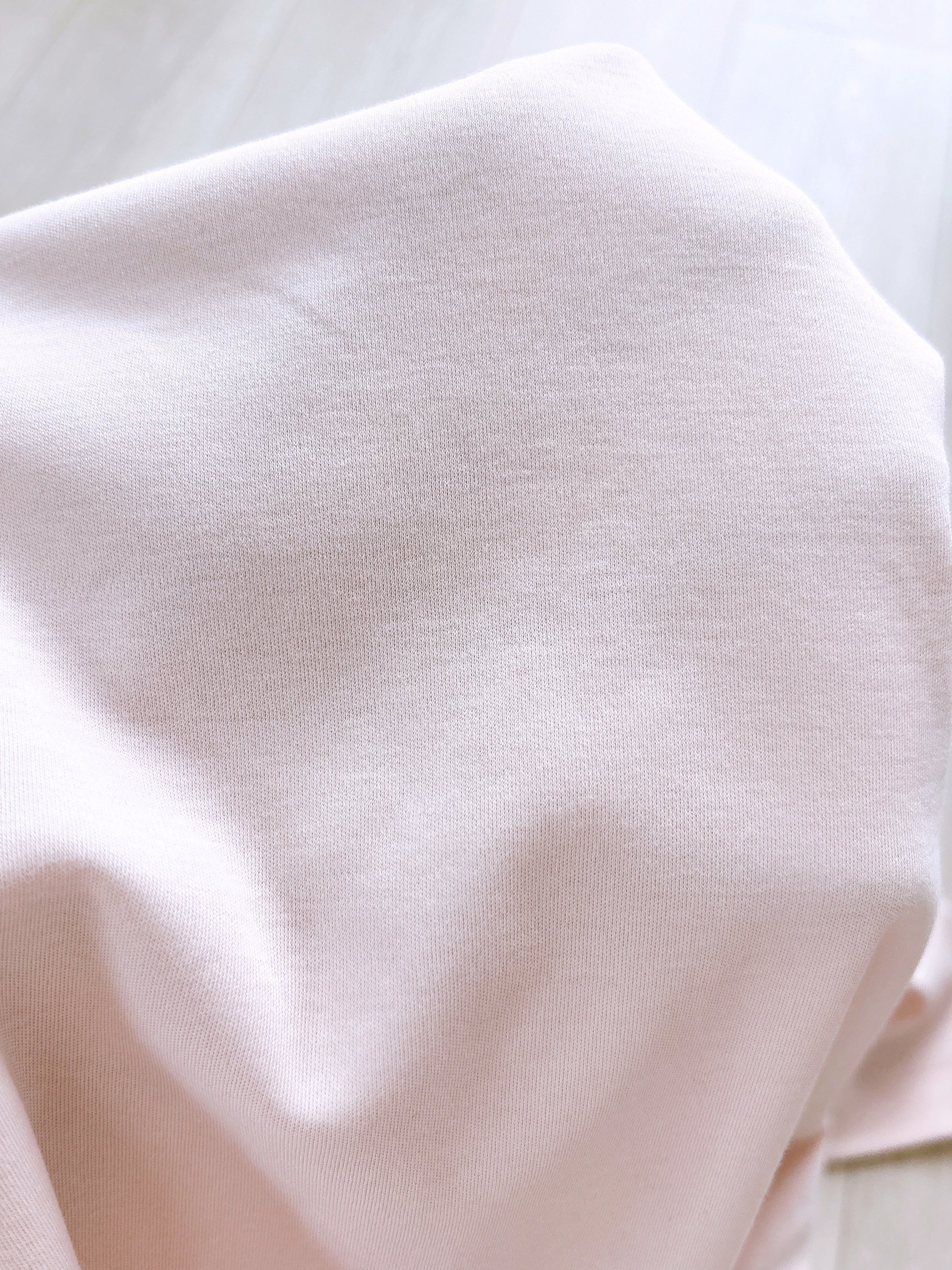「色違いで何着も持ってます」「華奢に見える」無印良品の“ひんやりトップス”が家でも外でも着ていたくなる!「夏に大活躍する予感」