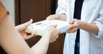 感じのいい人がお祝いの品を贈る時にチョイ足しする魔法の言葉【大人の文章力】