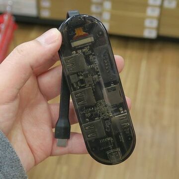 税抜3000円弱のHDMIやカードリーダー付きType-Cハブはスケルトン仕様