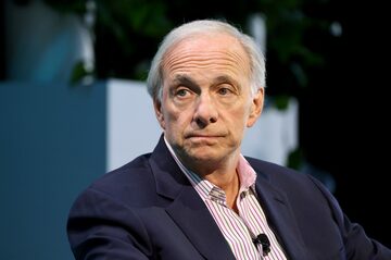 ダリオ氏、ブリッジウォーター株全て売却　取締役退任