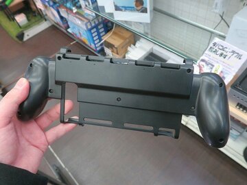 カードも一緒に携帯できる収納スロット付きNintendo Switch用グリップ