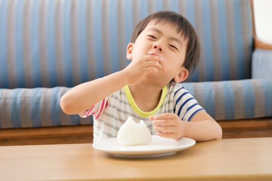 【小児科医が教える】白いご飯ばかりで「おかずを食べてくれない子ども」。少しでも栄養をプラスするには？