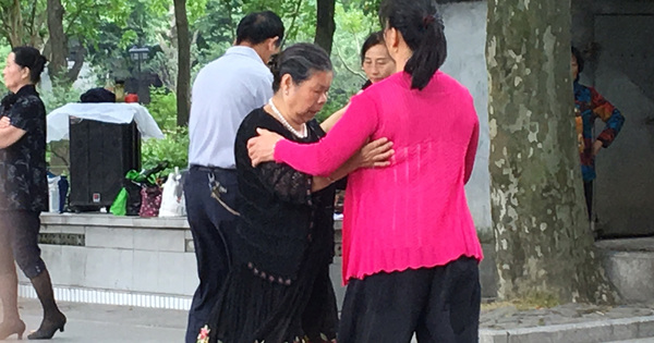 中国で高齢者の健康ブーム過熱、広場で若者との衝突まで生む背景