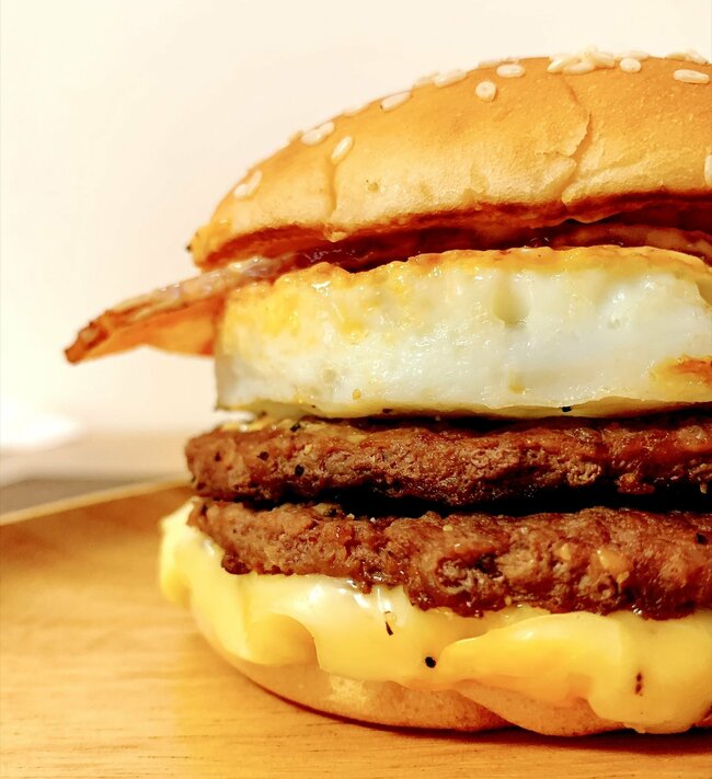 【マック】「ばかウマでした」17時から頼める“やけくそバーガー”肉もチーズも入れすぎだよ!「マジでお昼も食べたい」「満腹になりました」《実食レビュー》