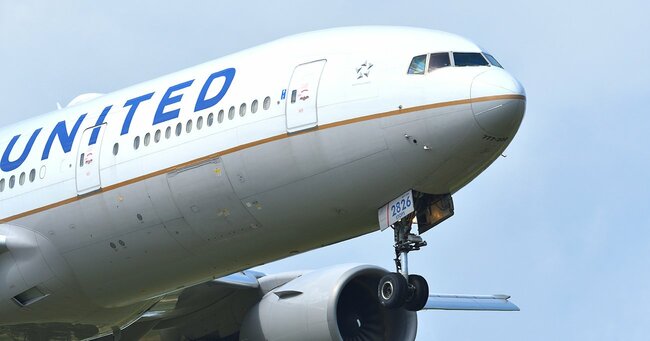 酷すぎるだろ…飛行機からアジア人男性を引きずり下ろしたユナイテッド航空の「非道な行為」