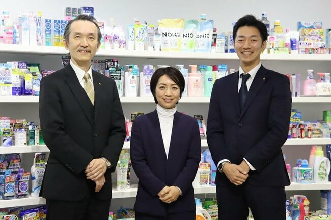 デジタル戦略部のメンバーとなった岡田小百合さん（中央）、黒川博史さん（右）は、同社のDXを牽引してきた実績がある