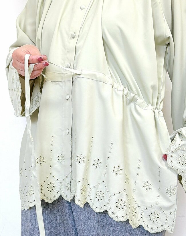 「まさかワークマンでこんな可愛いブラウスに出会えるとは！」1780円の“華やかトップス”ふんわりしたシルエットが素敵！「とても可愛いデザインで気に入りました」「サラッとしていて着心地よいです」