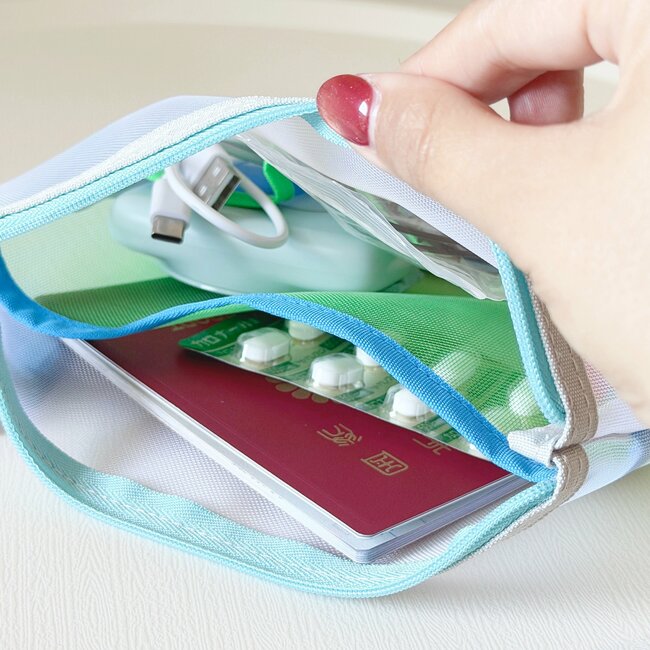 お薬手帳や診察券、処方薬がまるっと入る…!ファミマ×コクヨの“かさばらないポーチ”通院グッズ入れにちょうどいい!「カラフルで可愛い」「すごく便利だ」「あまりのかわいさに衝動買い」