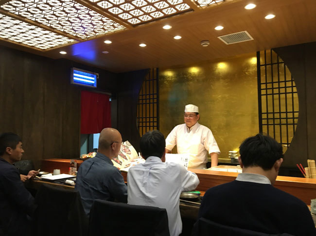 上海の日本料理店「丸忠」の加藤寛之総料理長は自ら福建省の養鰻場まで仕入れに足を運ぶ