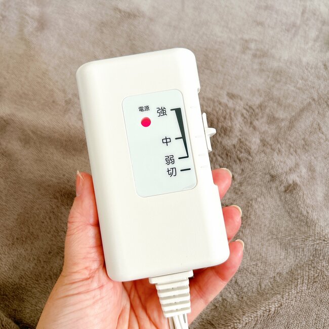 こたつ、いらないじゃん…!無印良品の“ぽかぽかブランケット”サッと羽織るだけで暖かい!「予想以上にあたたまります」「電気代の節約になりそう」