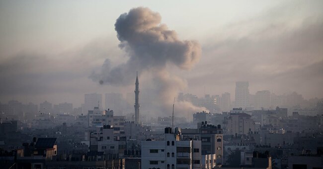 写真：ガザ,イスラエルによる空襲で煙が上がる