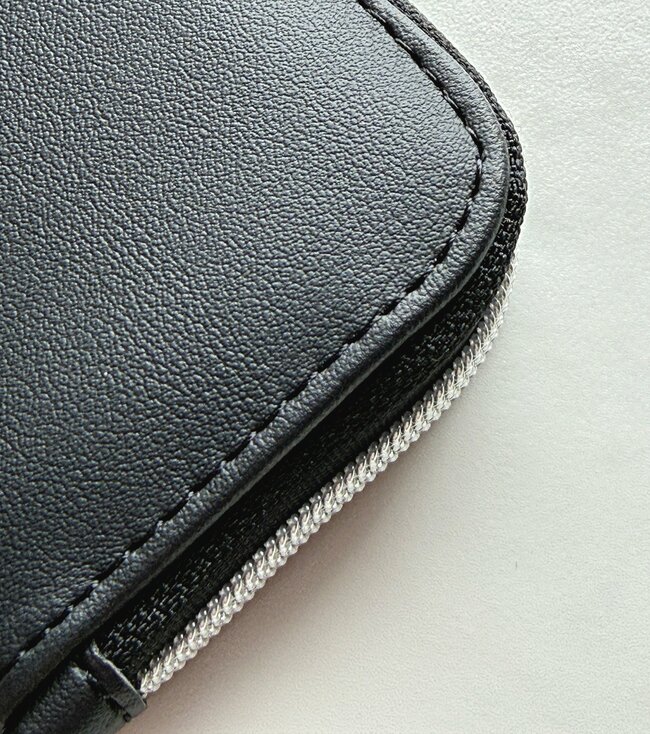 ミニ財布にちょうどいいじゃん！ハニーズの“手首にかけられるカードケース”現金やカギも収納できて天才すぎる！「やっと見つけました！」「可愛くて便利で使いやすい」