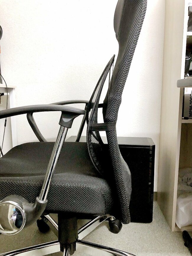 「腰がめちゃくちゃ楽になった」ダイソーの“メッシュ背もたれ”220円でここまで快適になるなんて…!「会社用を追加購入」「流石に良すぎこれ」