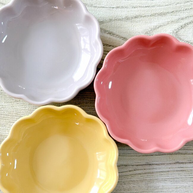 かわいすぎて全色まとめ買いした！セリアの「フランフランみたいな食器」がレトロかわいい…！お花の形が素敵なんです