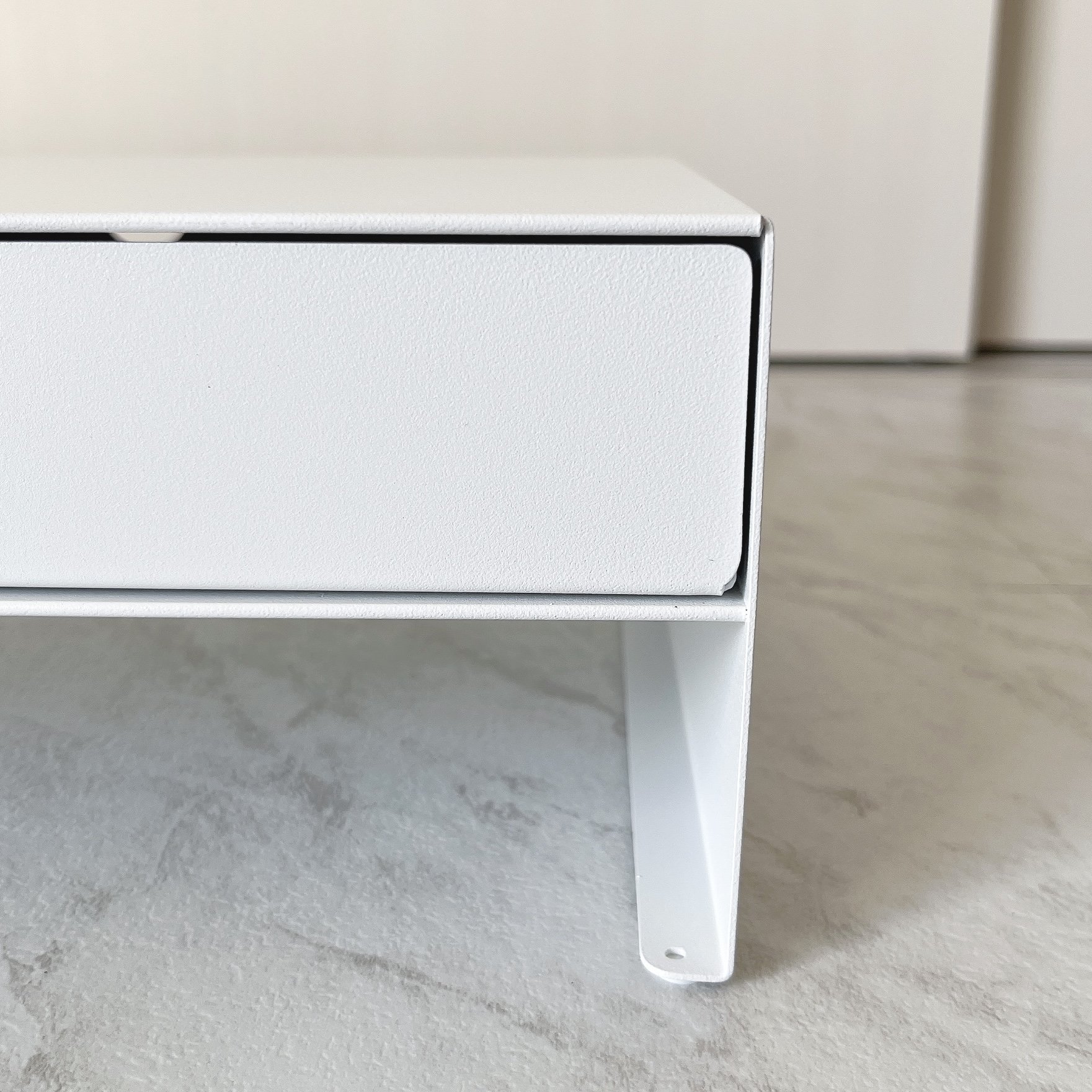 猫背が予防できて嬉しい…！ニトリの「収納できるモニター台」机の上のごちゃごちゃもスッキリした！