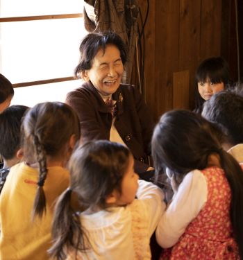 文字に全く興味のない子が「ひらがな博士」に!92歳保育士の子育て術