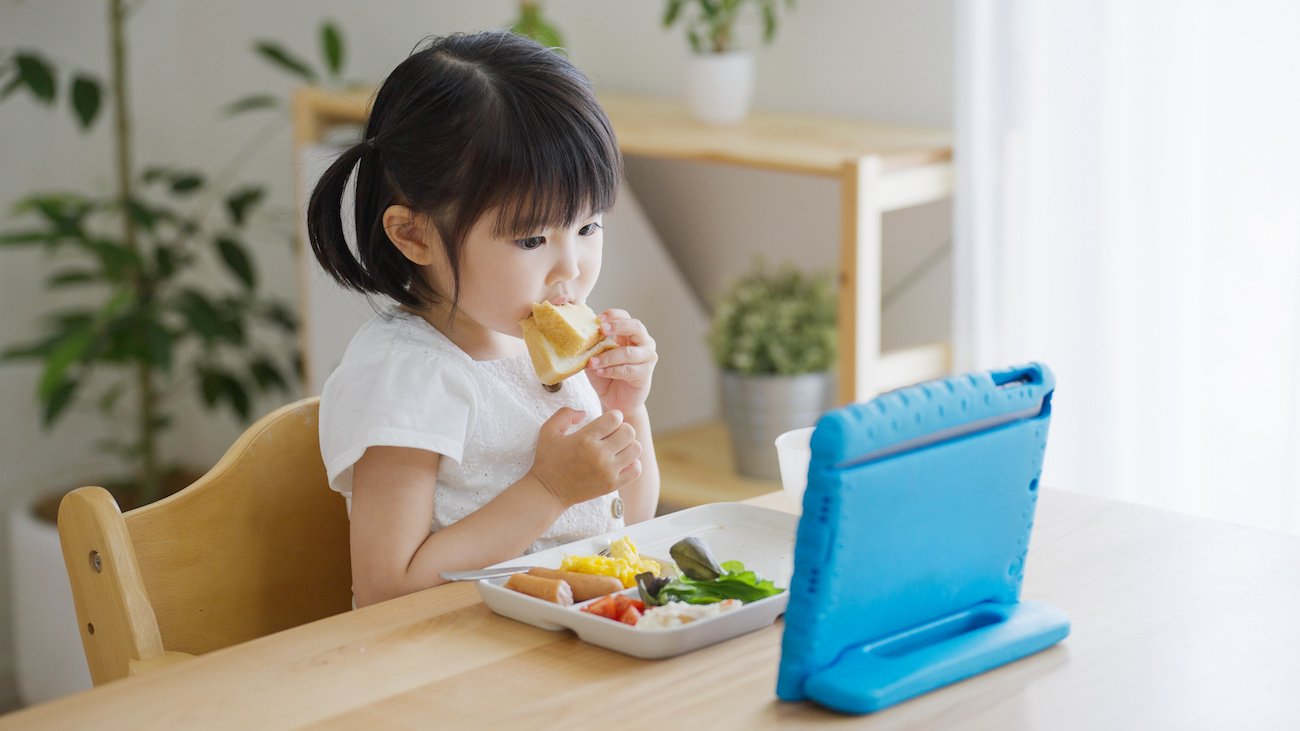 【小児科医が教える】「食事中にテレビを見る子、見ない子」。成長にどんな違いが出る?