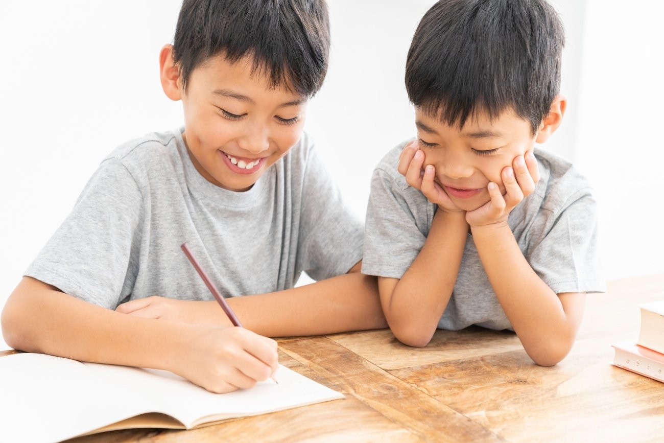 「子ども向けなのに大人がハマる」という声、続出！【1日10秒】あそびながら解くだけなのに、なぜこどもの脳力が上がるのか？