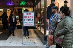 米小売企業の年末商戦、店舗カード不振が課題に