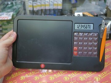 電卓が合体する計算しながらメモが取れる8.5型の電子メモ
