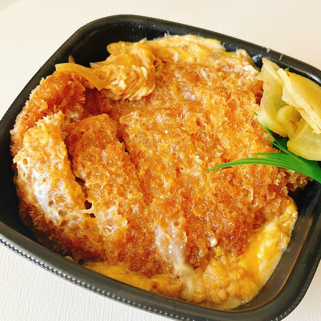 ものすごい重量感だ…！ほっともっとの「1200kcal超えメニュー」お肉がてんこ盛りでボリューム満点です！