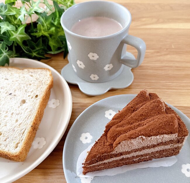 可愛すぎて全種類そろえたい!3COINSの“マリメッコみたいな食器”買ってから出番が止まらない!「思っていた以上に可愛い」「テンション上がります」《購入レビュー》
